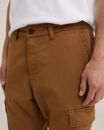 WE Fashion Tapered Cargo trousers in Brown