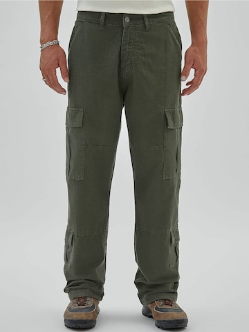 GUESS Regular Cargo Pants in Green: front