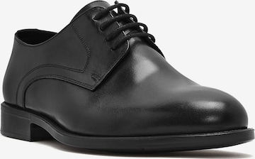 Chaussure à lacets Derimod en noir : devant