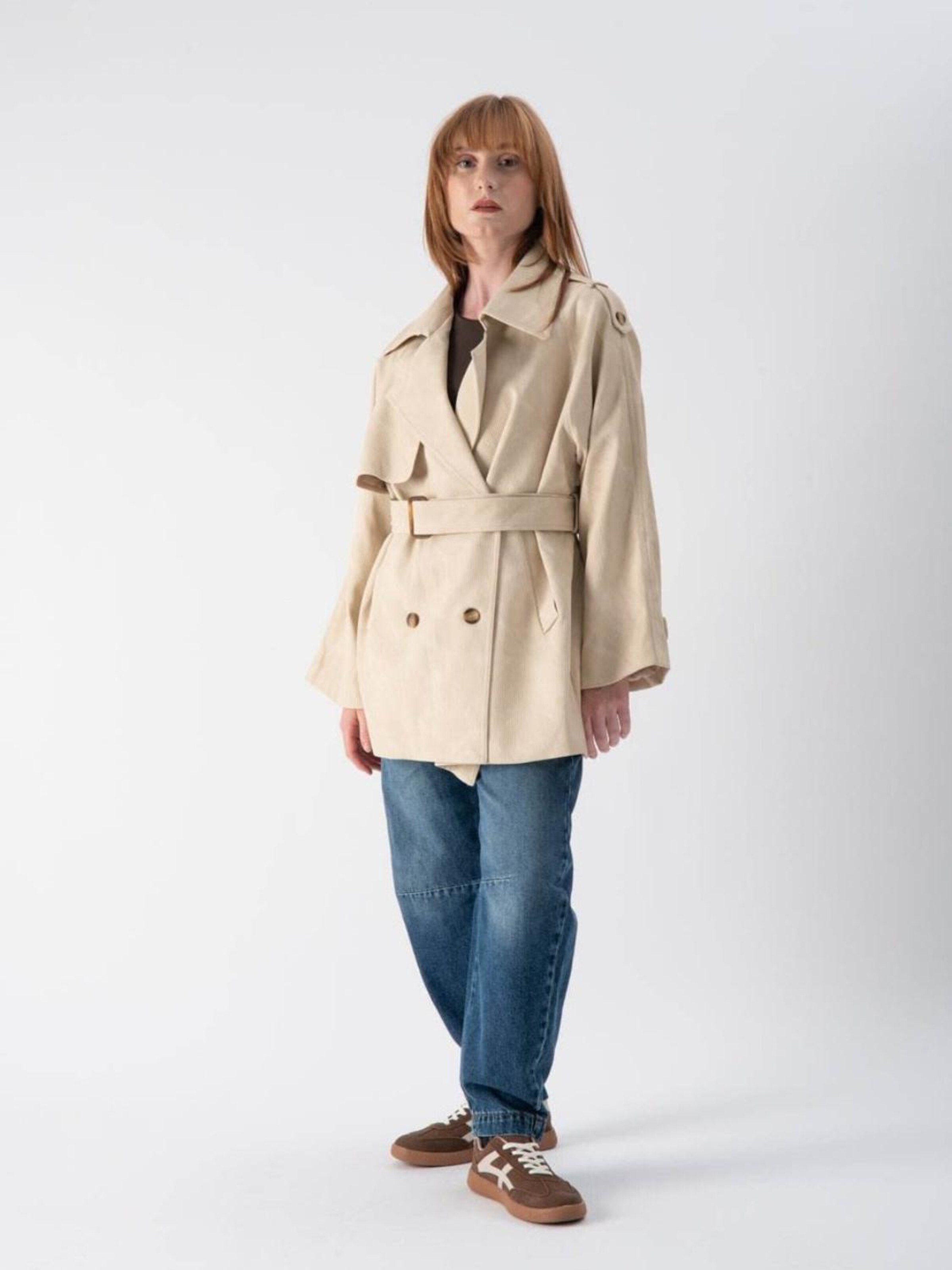 MND Välikausitakki 'British Trench' värissä beige