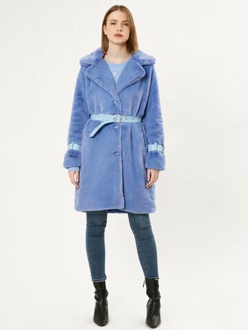 Cappotto invernale di Influencer in blu