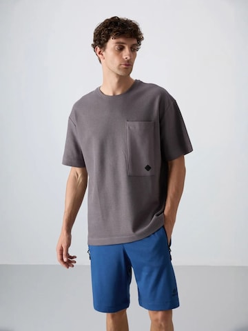 Tommy Life T-Shirts in Grau: Vorderseite