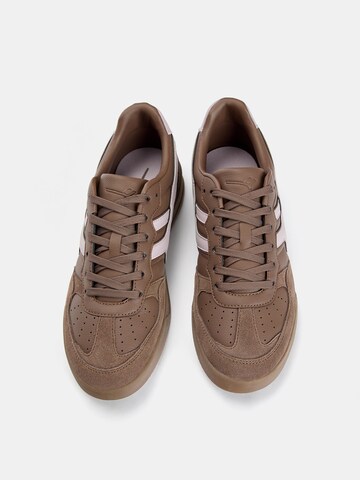 Sneaker bassa di Pull&Bear in marrone