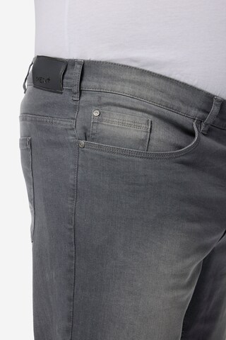 Men Plus Regular Jeans in Grey