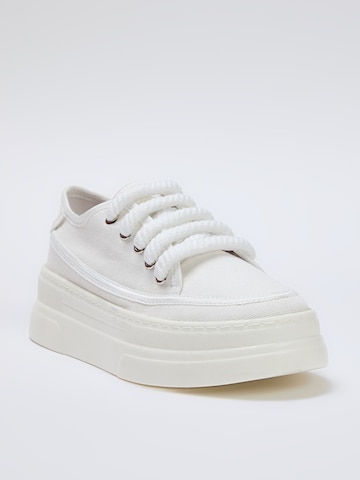 Baskets basses Trendyol en blanc : devant