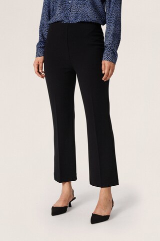 SOAKED IN LUXURY Bootcut Pantalon 'Bea ' in Zwart: voorkant