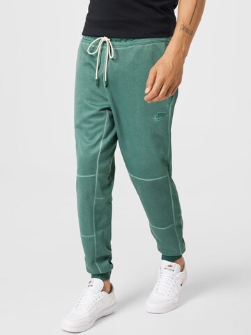 Nike Sportswear Дънки Tapered Leg Панталон в зелено: отпред