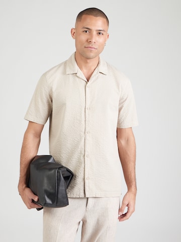 QS Comfort Fit Риза в сиво: отпред