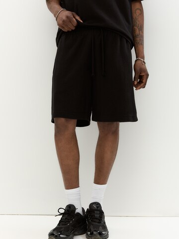 Loosefit Pantaloni di Pull&Bear in nero: frontale