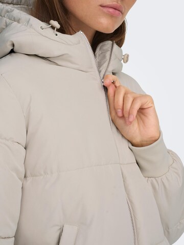 JDY Демисезонная куртка 'New Erica' в Серый