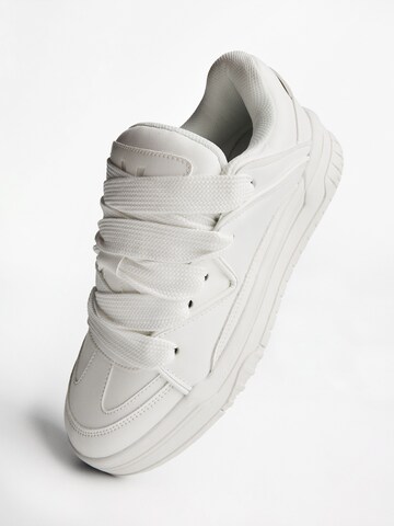 Bershka Nizke superge 'CLASSIC' | bela barva