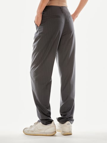 Bella x ABOUT YOU - Tapered Pantalón 'Nelly' en gris