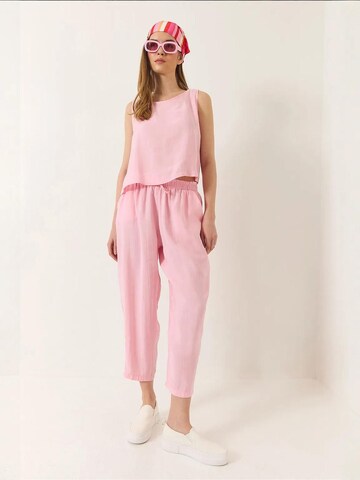 Completo pantalone di Bianco Lucci in rosa