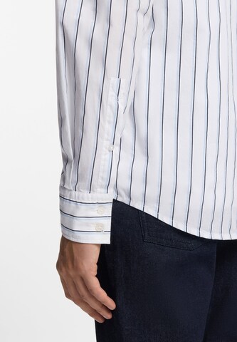 Coupe regular Chemise BOSS en blanc