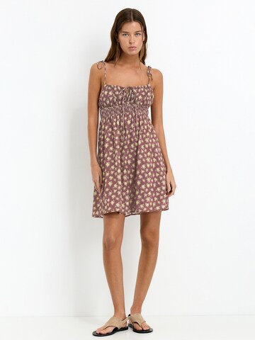 Rochie de vară de la Pull&Bear pe roșu: față