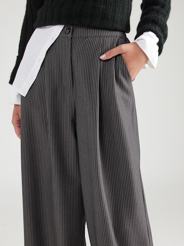 A-VIEW Široký strih Plisované nohavice 'Madison' - Sivá