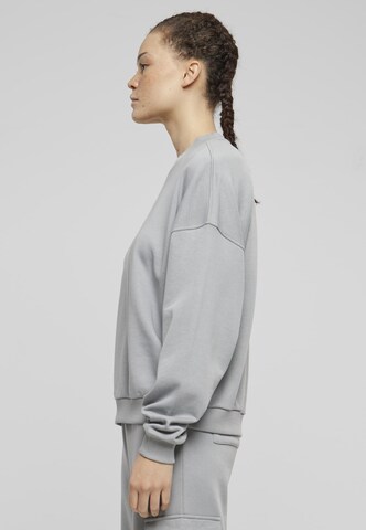 Urban Classics Свитшот в Серый