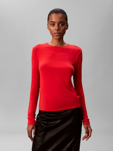 T-shirt Calvin Klein en rouge : devant