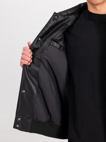 ALPHA INDUSTRIES Демисезонная куртка в Черный