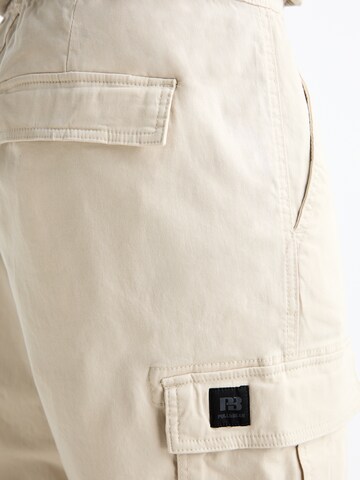 Effilé Pantalon cargo Pull&Bear en blanc