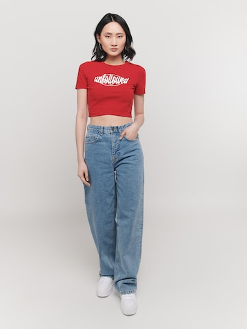 UNFOLLOWED x ABOUT YOU T-shirt 'GIRLFRIEND' i röd