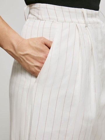 ABOUT YOU x Iconic by Tatiana Kucharova Loose fit Pleat-Front Pants in White