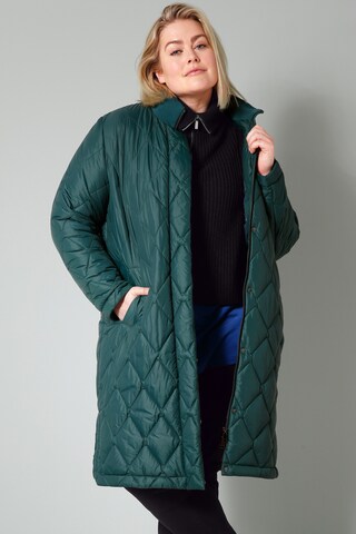 Sara Lindholm Winter Coat in Green: front