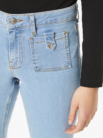 NA-KD Flared Jeans in Blauw