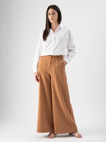 MND Wide leg Trousers in Beige: front