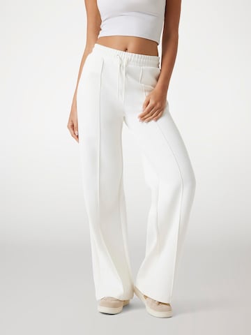 GUESS Loose fit Pants in White: front