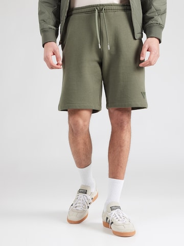 GUESS Regular Shorts in Grün: Vorderseite
