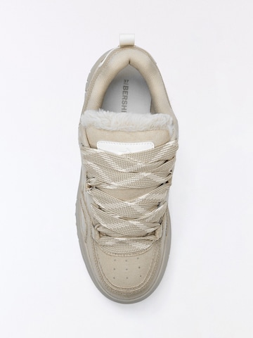 Bershka Låg sneaker i beige: topp