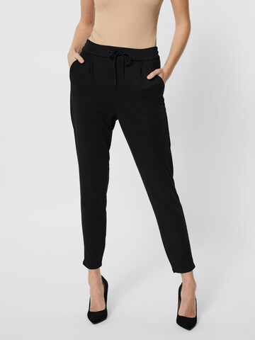 VERO MODA Alt kitsenev Voltidega püksid, värv must: eest vaates
