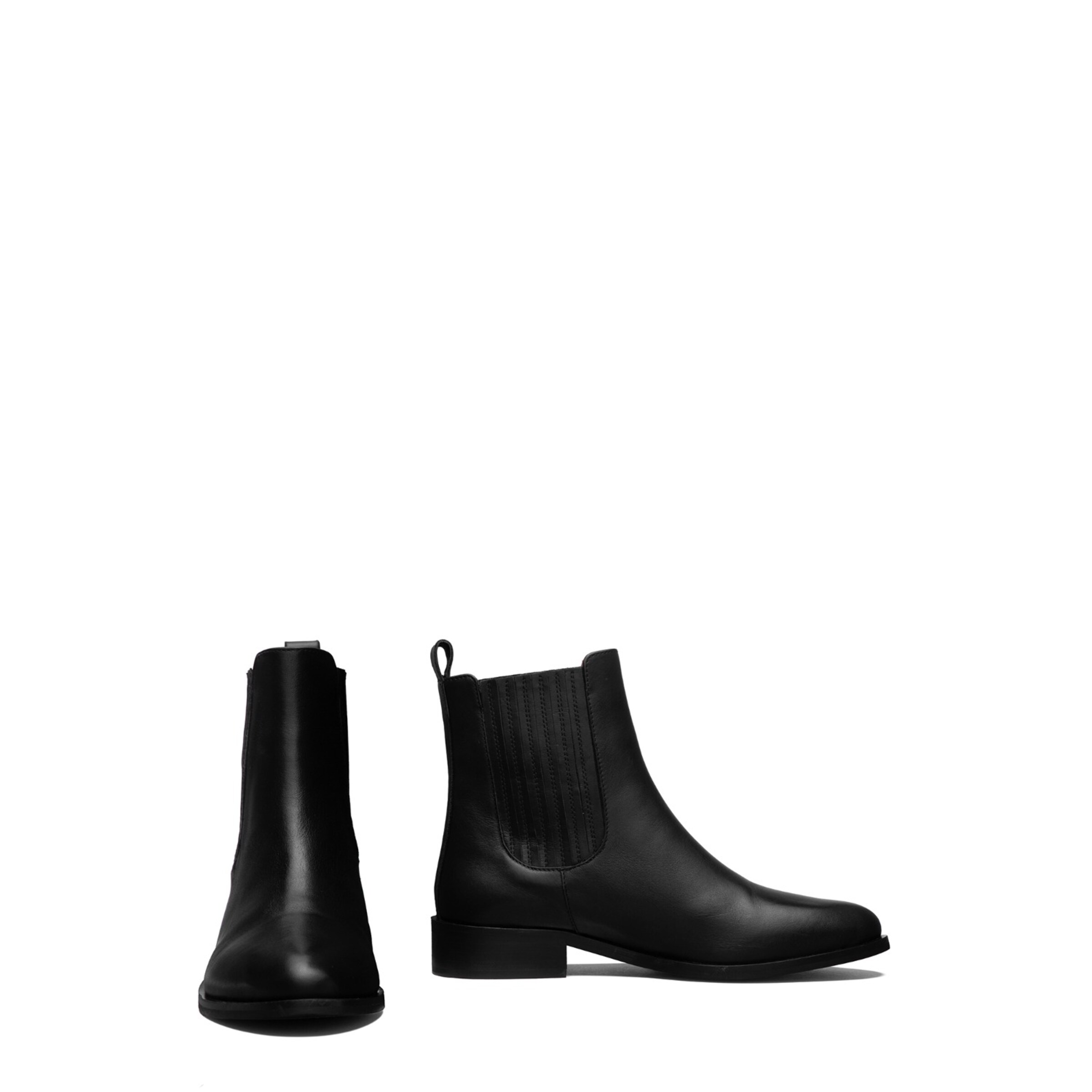 Isabel Bernard Chelsea boots in Black