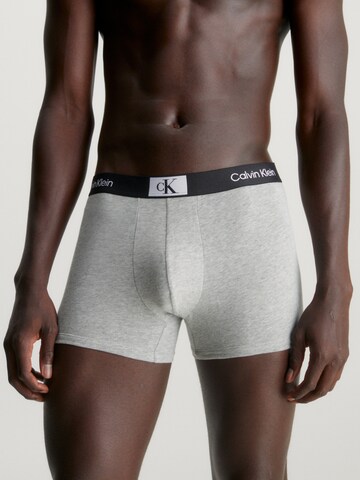 Boxeri de la Calvin Klein Underwear pe gri: față