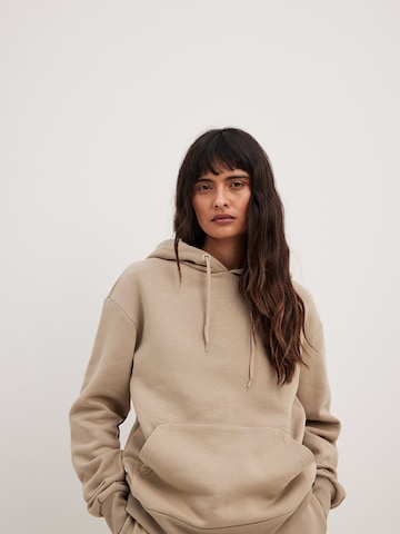 Sweat-shirt NA-KD en beige : devant