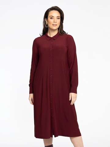 Yoek Shirt Dress in Red: front