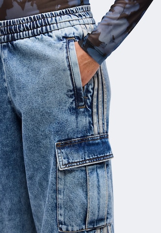 ADIDAS ORIGINALS - Loosefit Calças de ganga cargo em azul