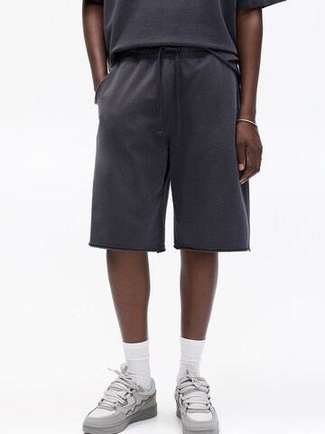 Pull&Bear Loose fit Trousers in Grey: front