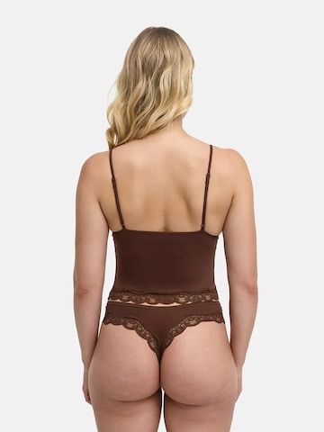 cfab (formerly creamy fabrics) - Top 'Deep Neck Lace Top' en marrón