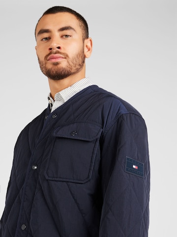 TOMMY HILFIGER Tussenjas in Blauw