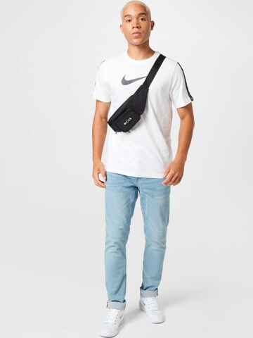 Nike Sportswear Μπλουζάκι 'Repeat' σε λευκό