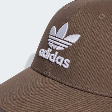 ADIDAS ORIGINALS - Gorra 'Trefoil' en marrón