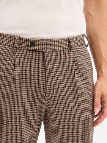 Regular Pantalon à plis 'Hudson' Finshley & Harding London en marron