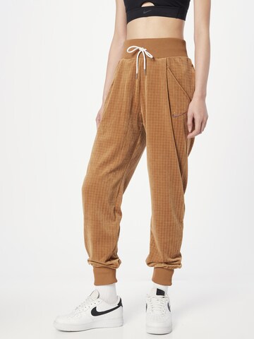 Tapered Pantaloni con pieghe di Nike Sportswear in marrone: frontale