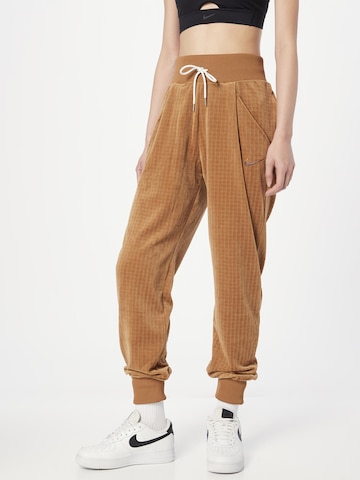 Tapered Pantaloni cutați de la Nike Sportswear pe maro: față