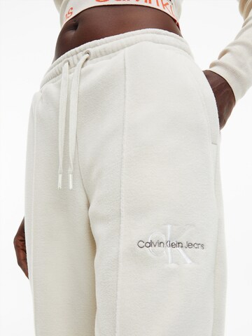 Calvin Klein Jeans Loosefit Kalhoty – bílá