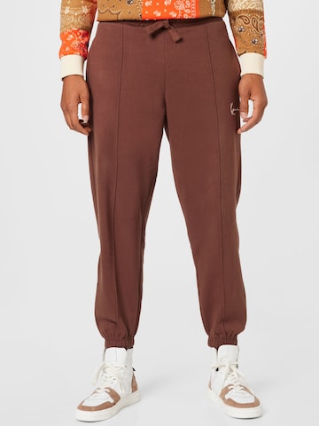 Karl Kani Tapered Functionele broek in Bruin: voorkant