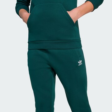 ADIDAS ORIGINALS Tapered Παντελόνι 'Trefoil Essentials' σε πράσινο