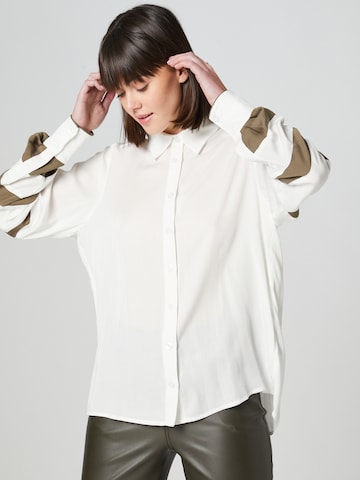Guido Maria Kretschmer Collection Blouse 'Doreen' in White: front